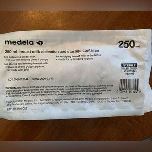 8 - 250mL Medela Sterilized Bottled & Medela Tote Bag